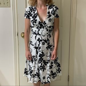 🌷3 for$25🌷George, US XS, White & Black Floral Eyelet V-Neck Zipper Wrap Dress